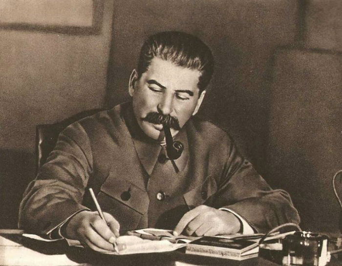 زندگینامه استالین + نقد و بررسی عملکرد او 5 weird stalin at desk w700