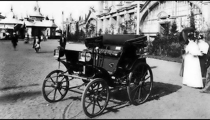 اولین سازه صنعت خودروسازی روسیه با نام "The Yakolvev-Freze" در سال 1896 میلادی در زمان حکومت نیکولای دوم