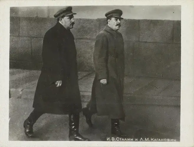 1024px Joseph Stalin en Lazar Kaganovitsj lopend I.V. Stalin en L.M. Kaganovich titel op object RP F F00935 A